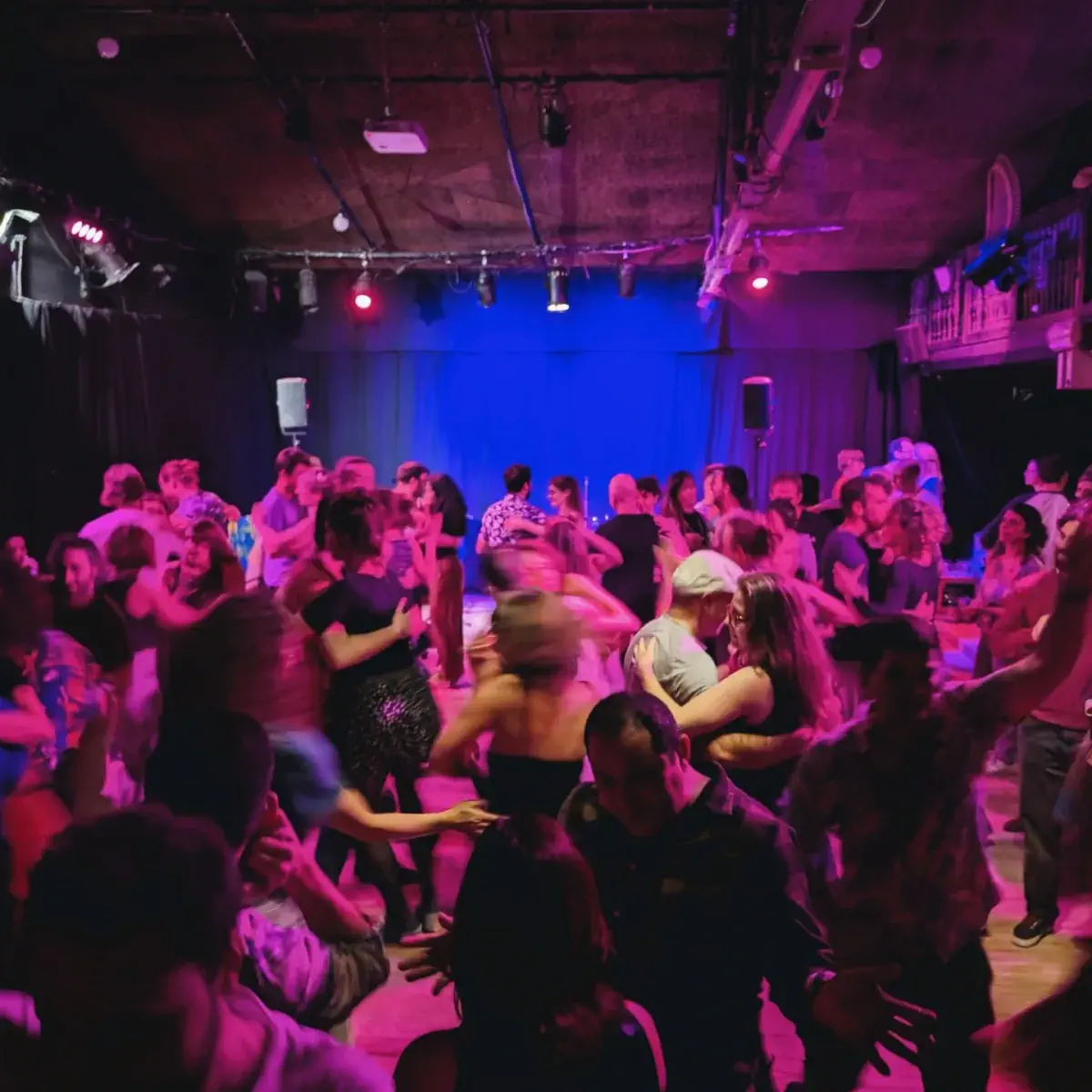 People dancing together during a Conexão forró event